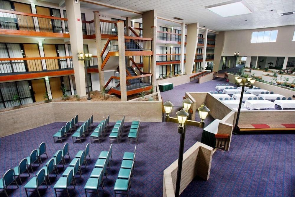 Salina Ambassador Hotel & Conference Center Facilidades foto