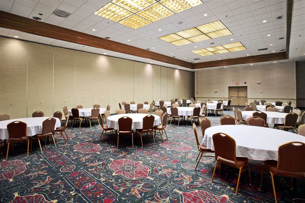 Salina Ambassador Hotel & Conference Center Restaurante foto